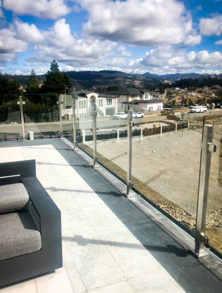 Seamless glass balustrade