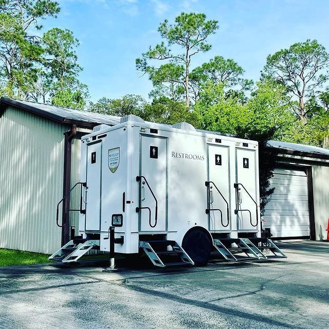 A white trailer with the word ristorante on it