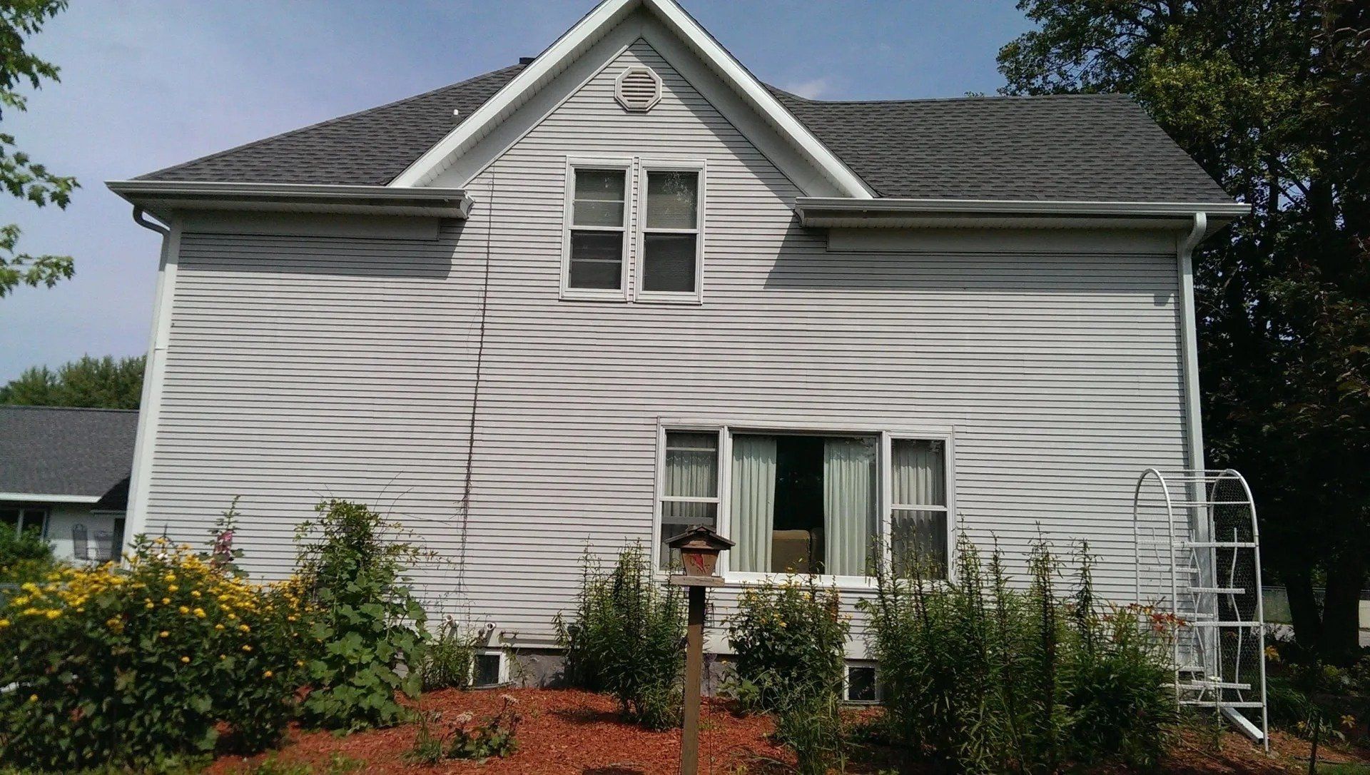 Strap Hung White Gutter