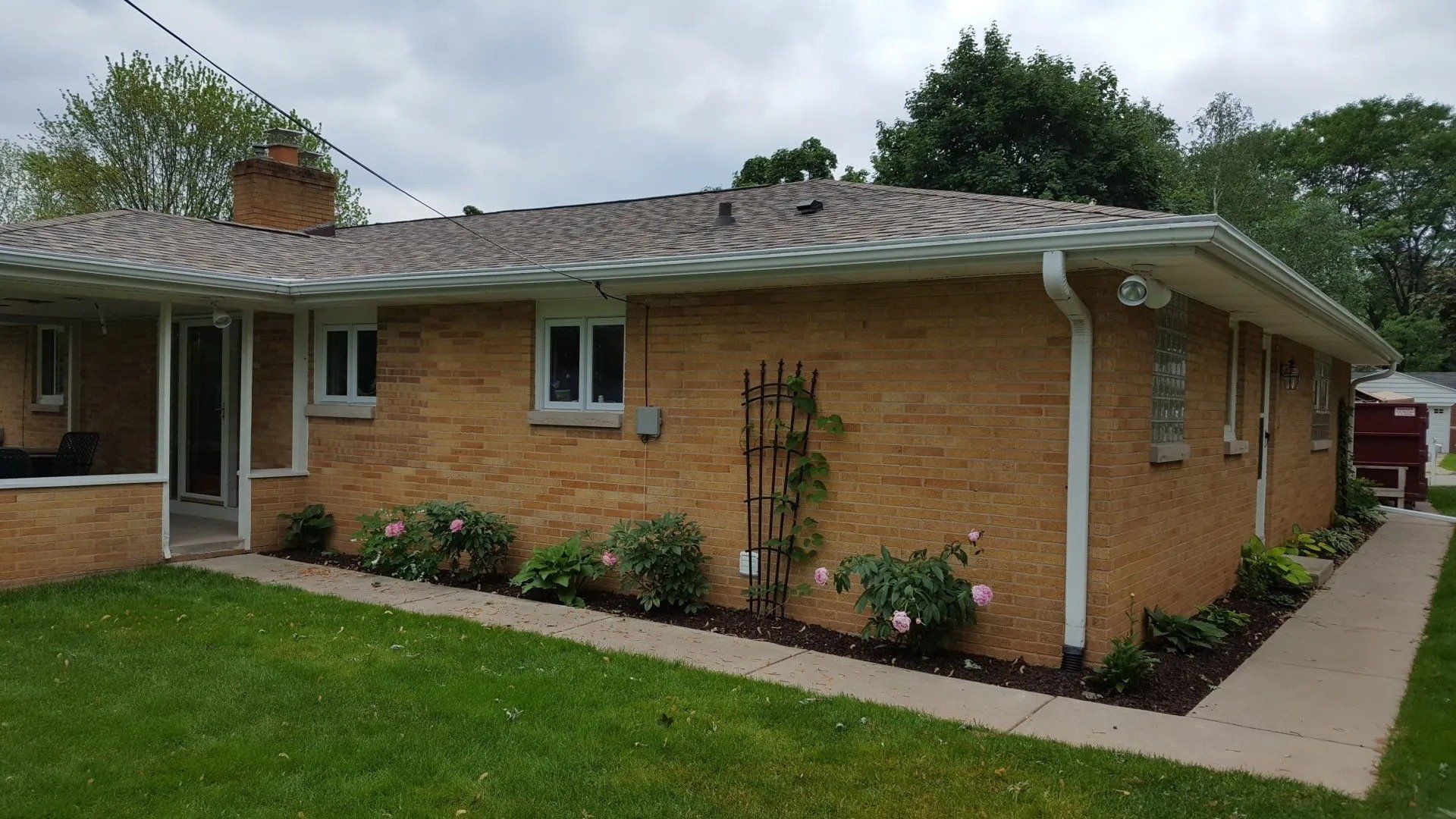 White Leaf-x on re-used gutters