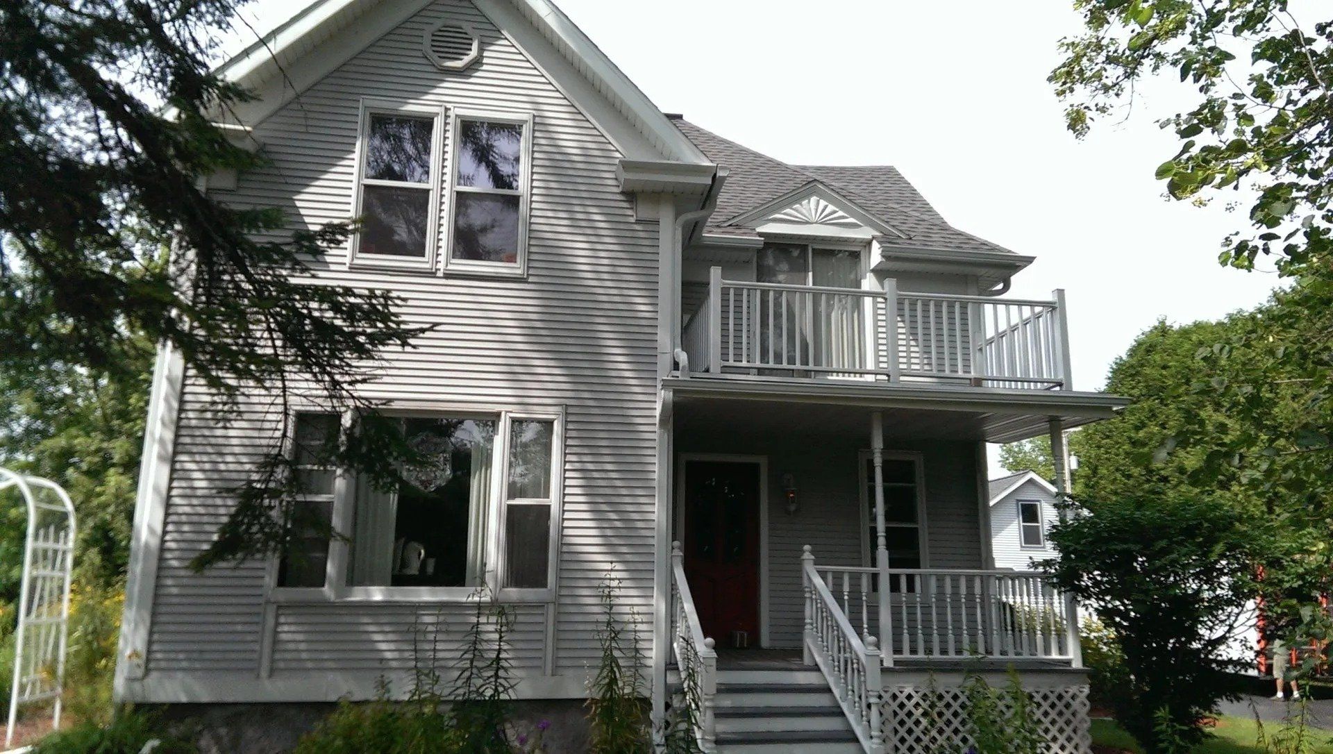 Strap Hung White Gutter