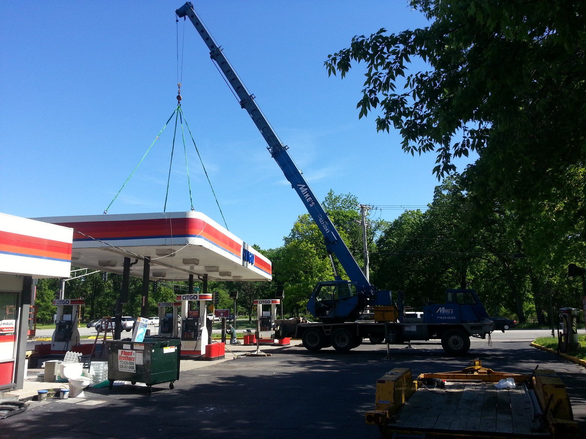 Crane lifting up machinery