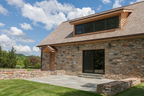 Residential establishment made mostly of stones