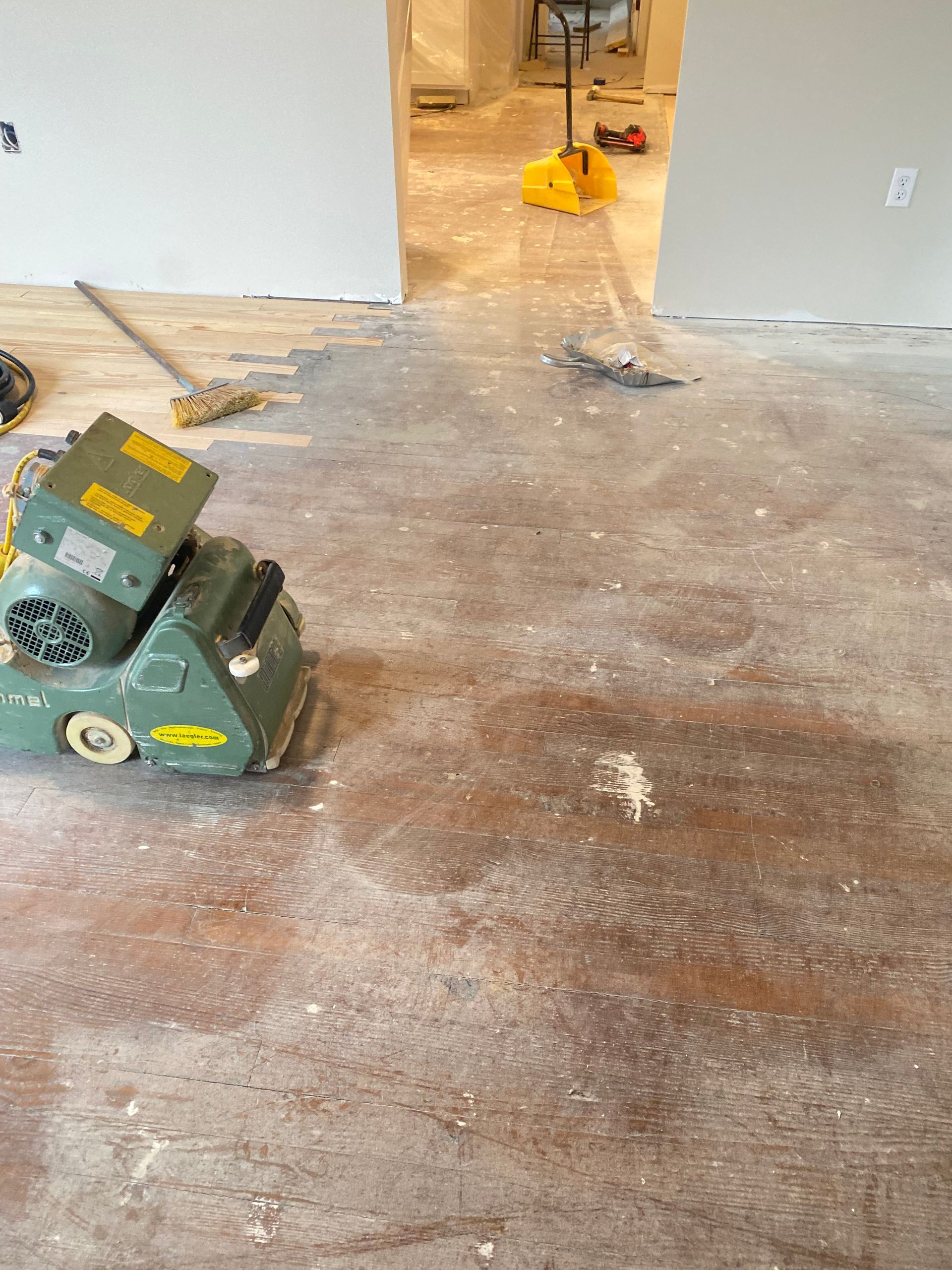 A machine is sitting on the floor in a room.