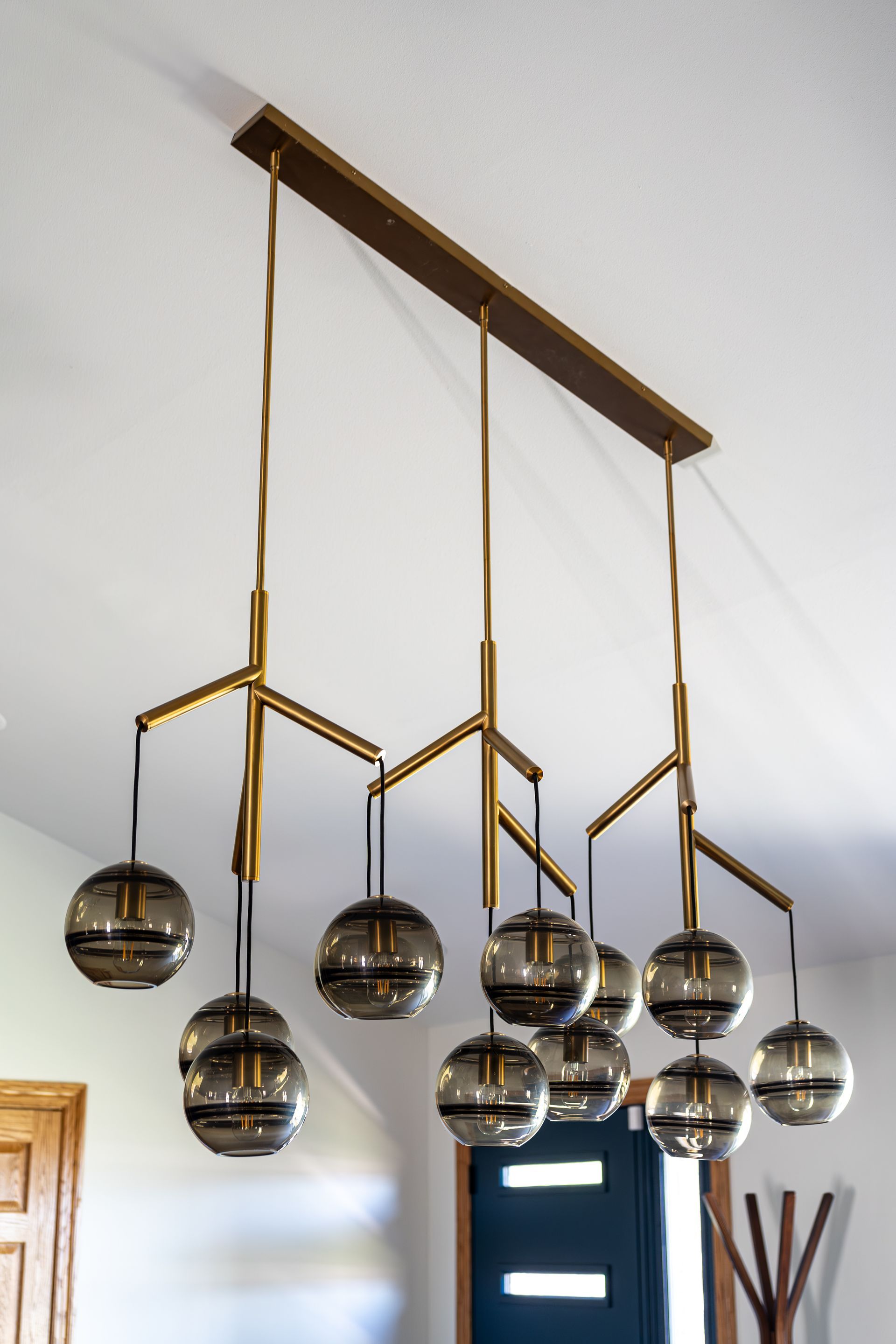 A bunch of lights hanging from the ceiling in a room