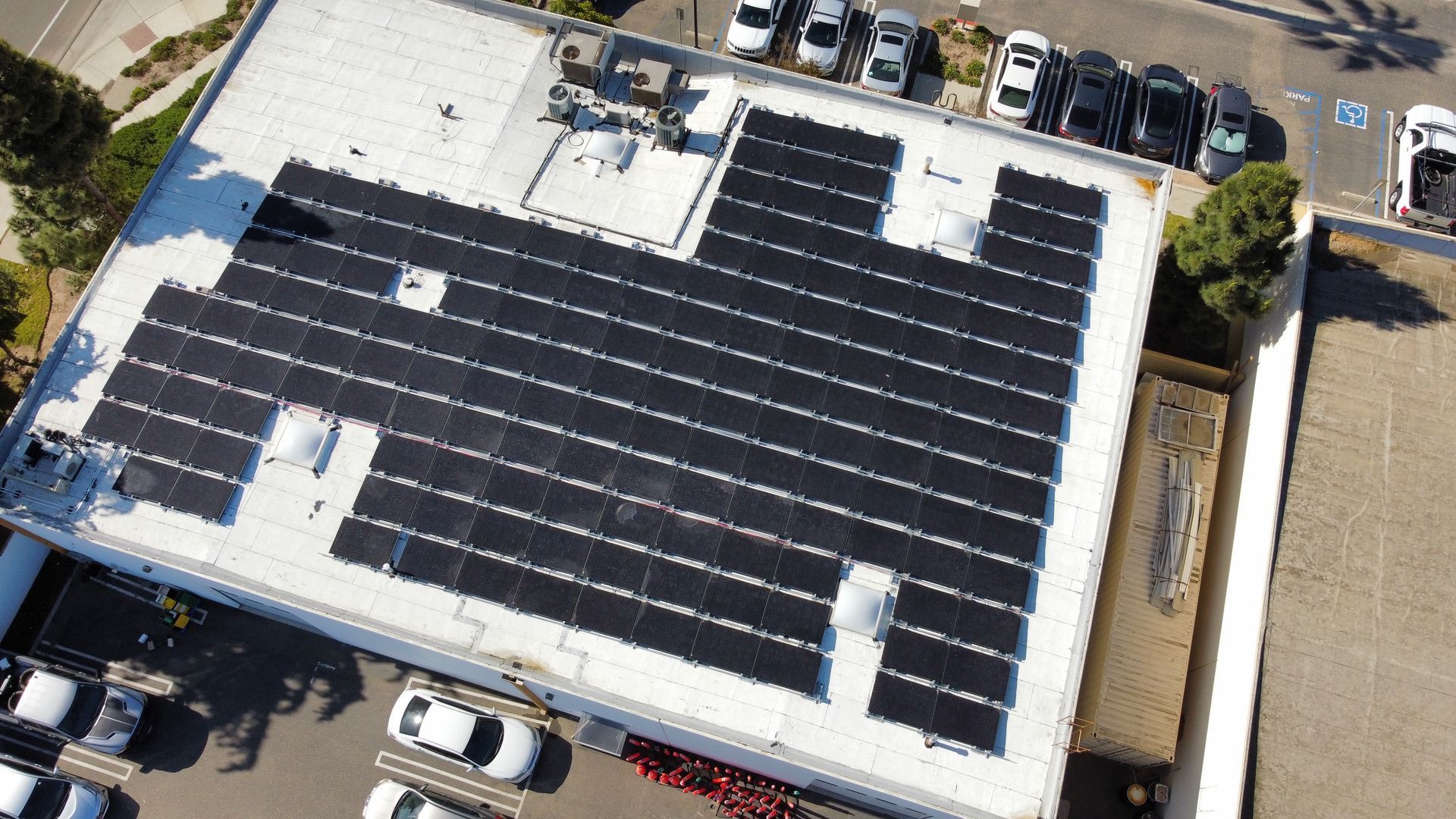 Overhead view of a building getting commercial solar 