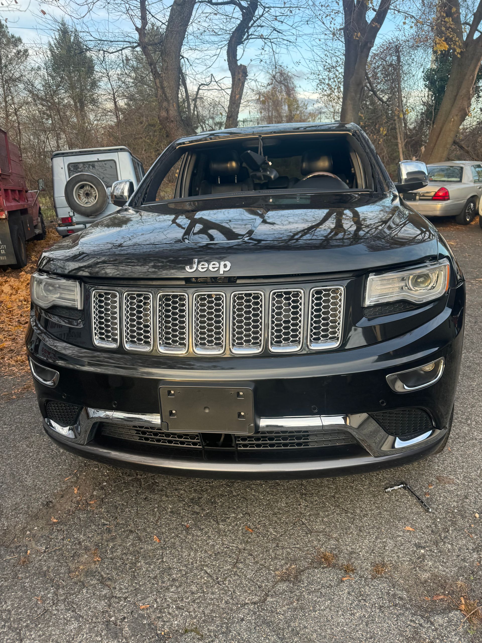 a black Jeep Grand Cherokee is parked in a parking lot