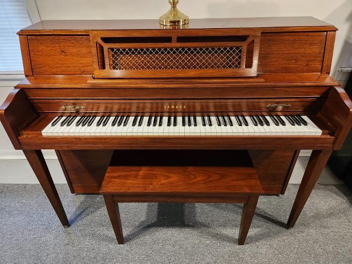 (Yamaha Traditional Mahogany Console Piano) 
Stock #8024 
$1,495