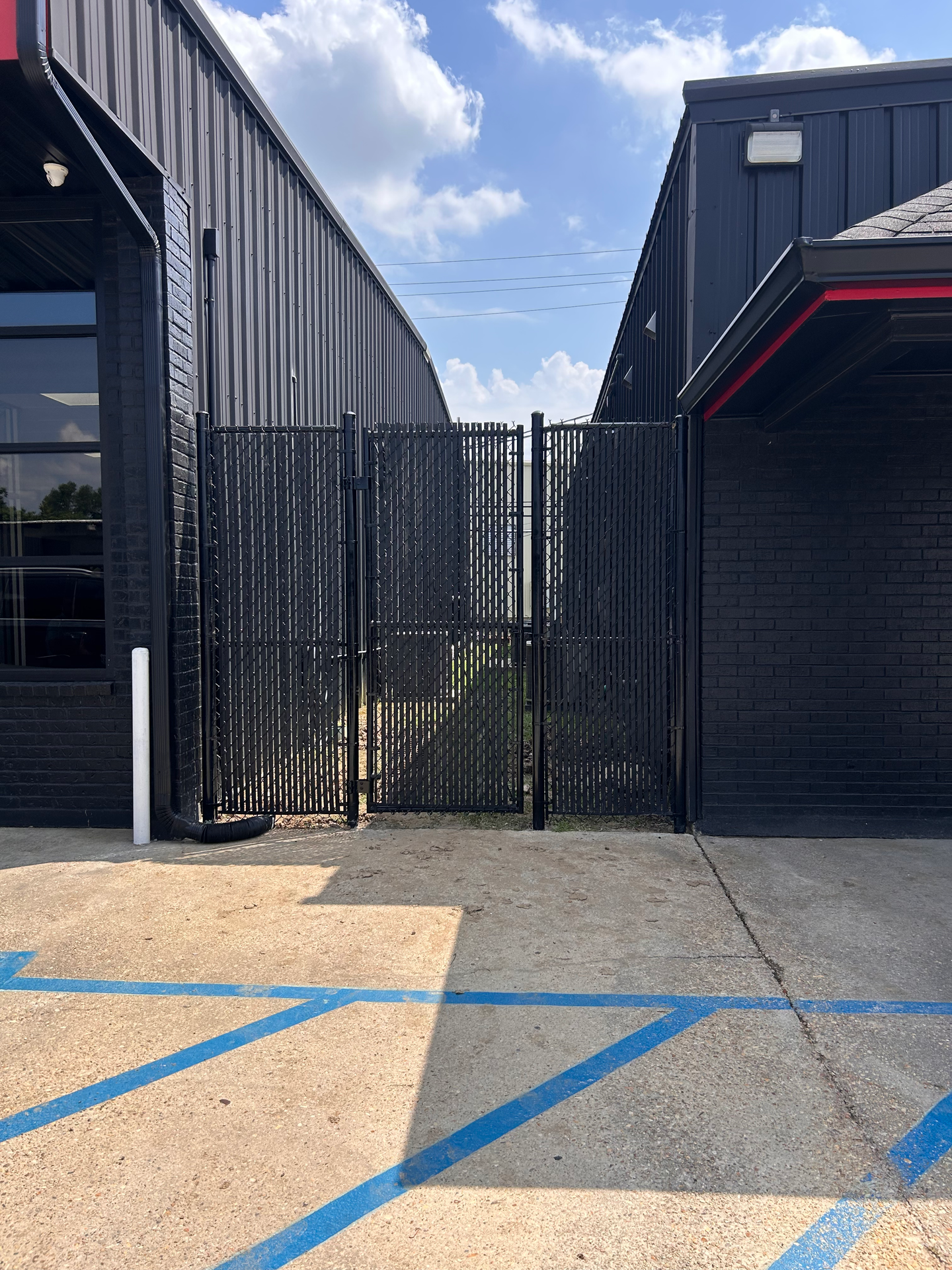 Fencing gate to a building