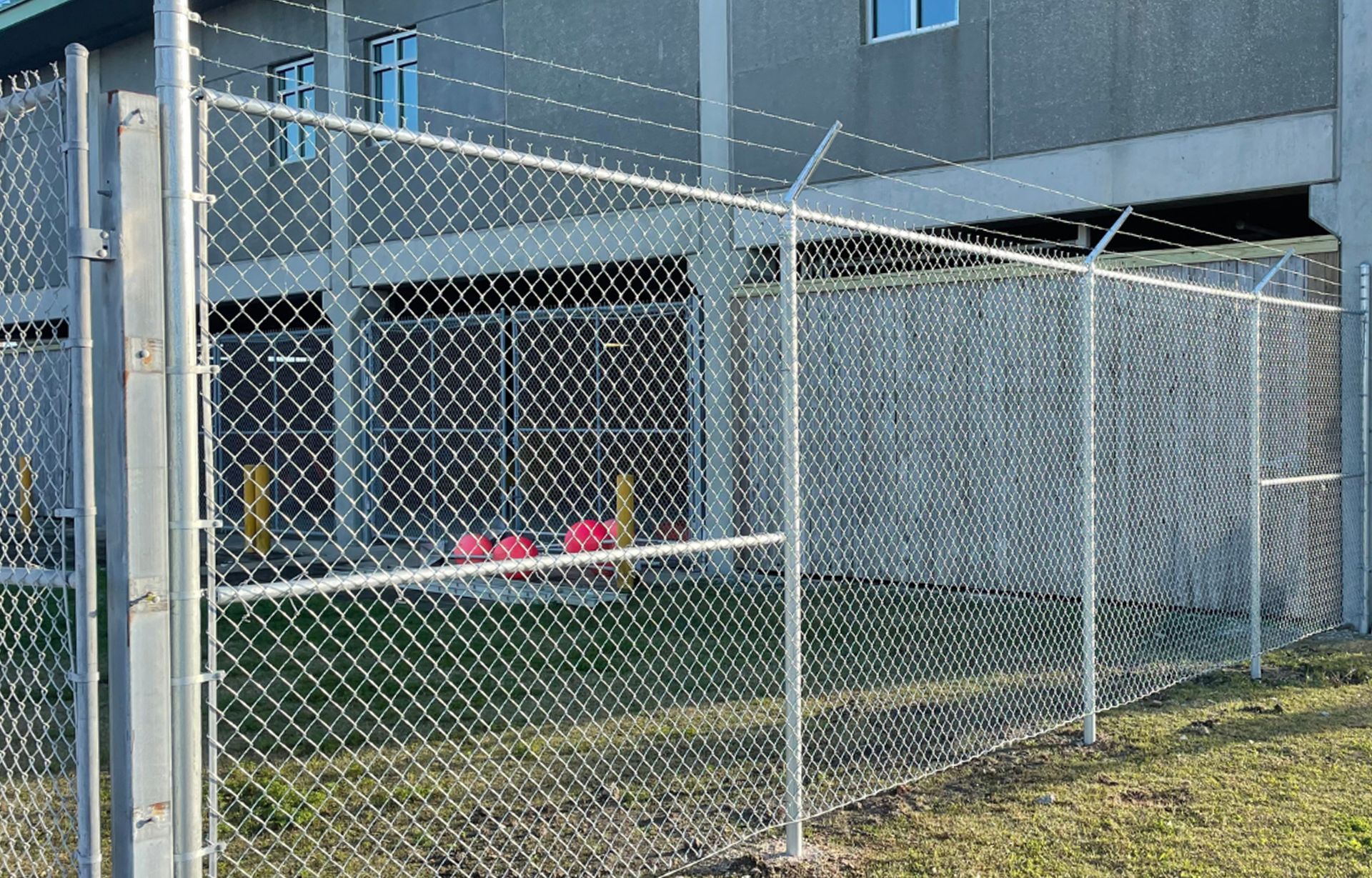A chain link fence is in front of a building