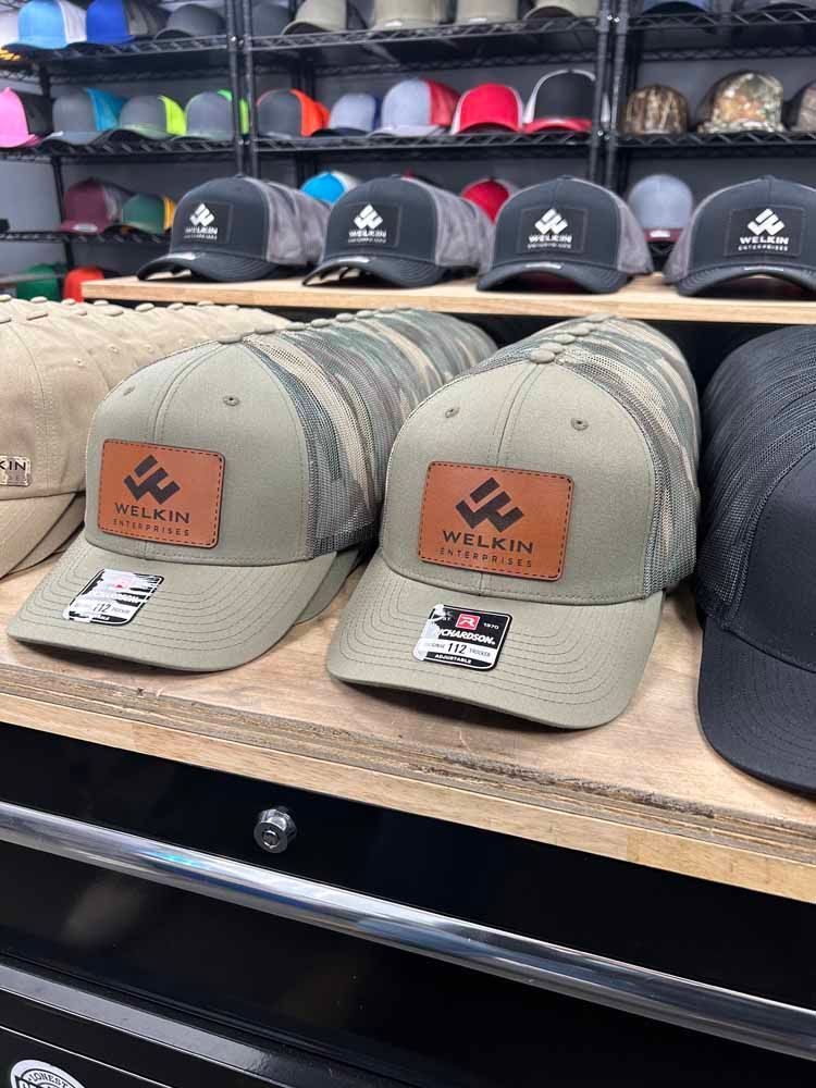 A bunch of hats are sitting on a shelf in a store.
