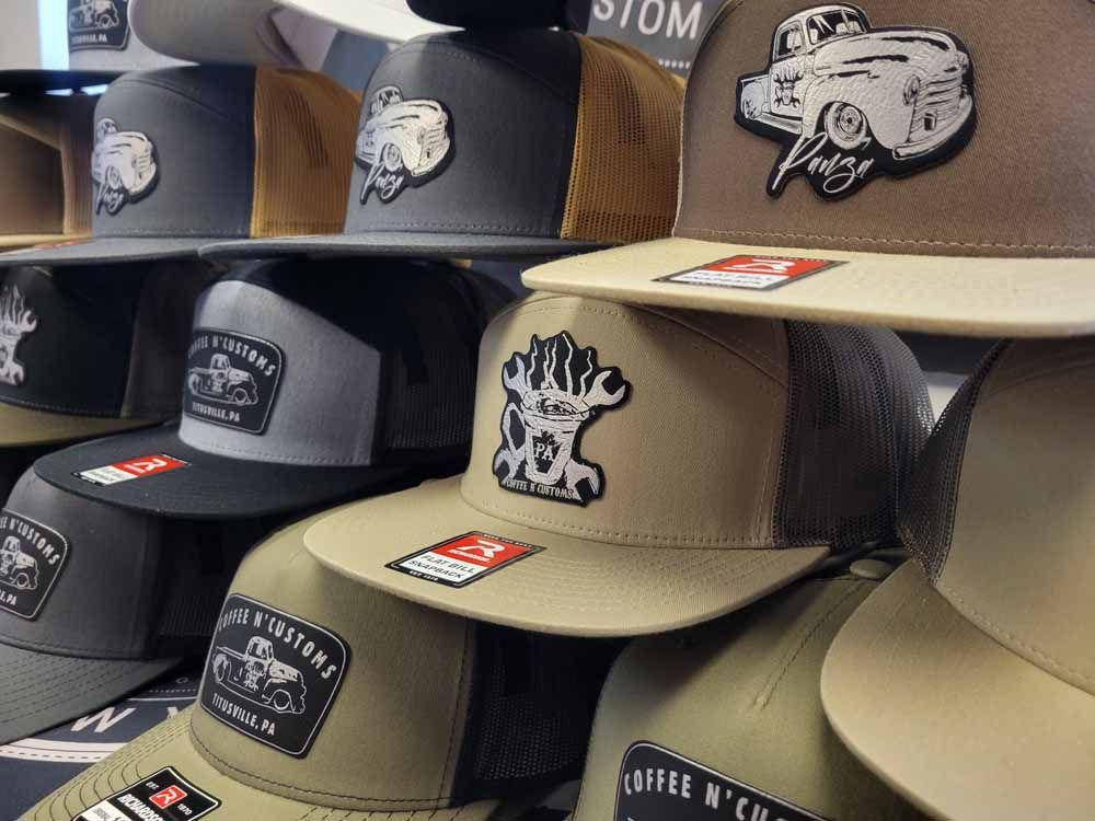 A row of hats with one that says stom on it