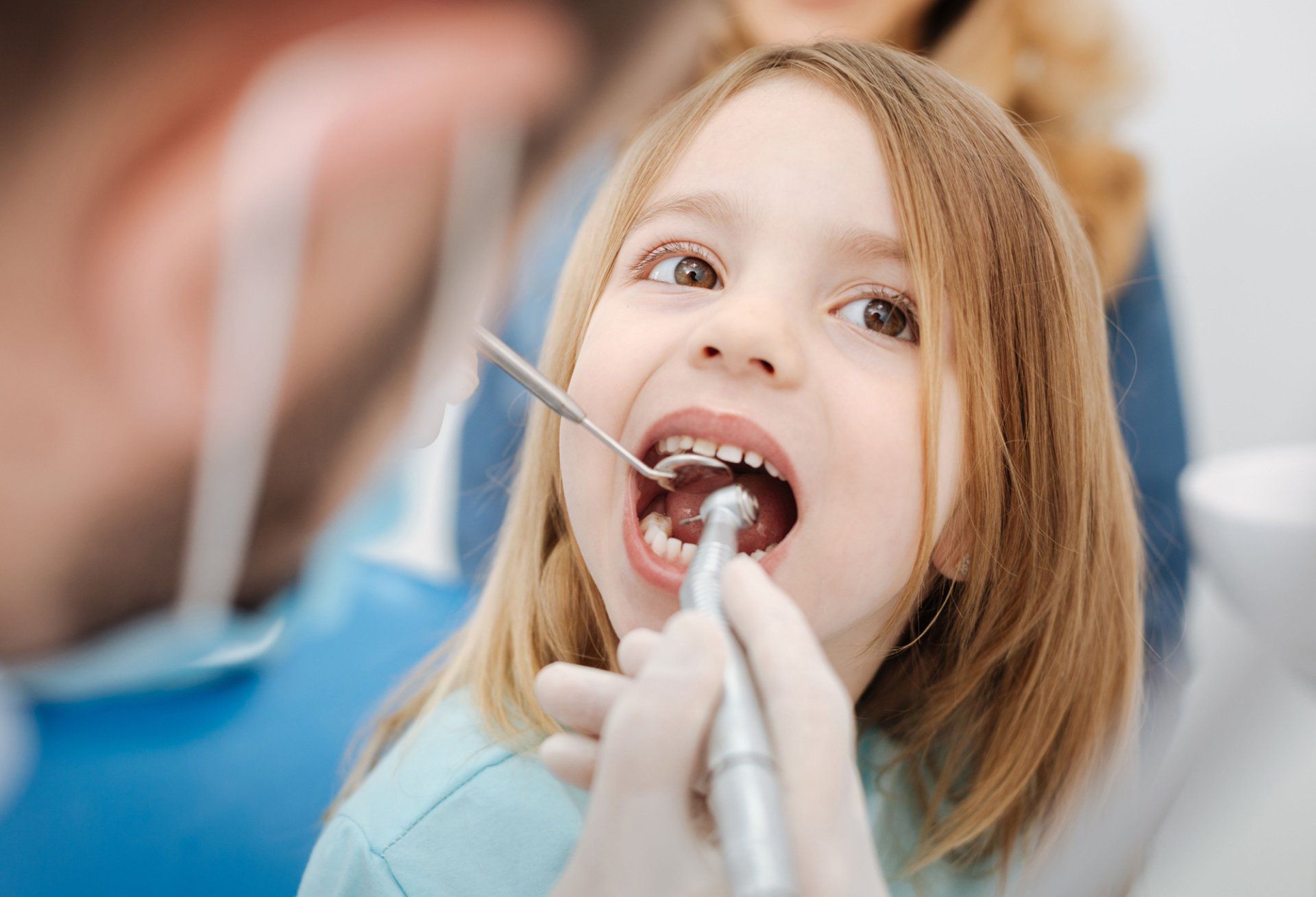 Cleaning the teeth of girl