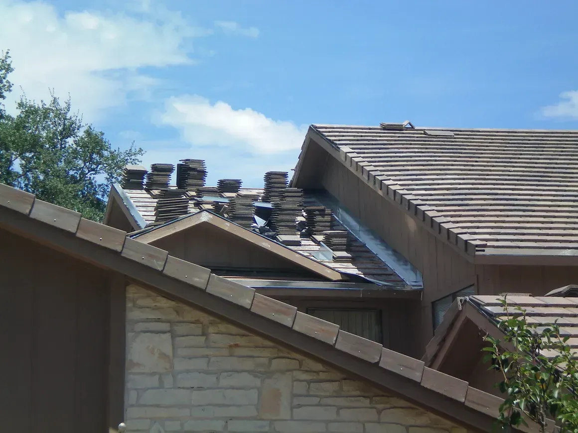 A house with a roof that has chimneys on it