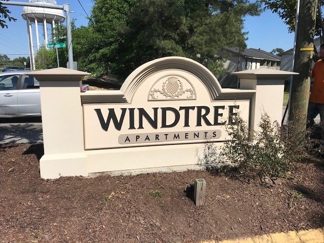 A sign that says windtree apartments on it