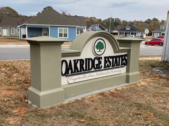 A sign that says oakridge estates on it