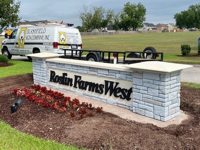A sign that says ' robin farms west ' on it