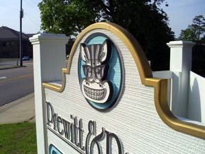 A sign that says drewitt rd on it