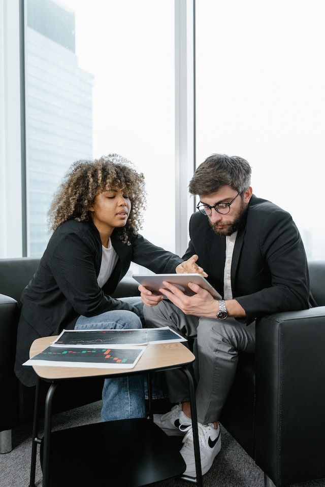 A young employee helps another