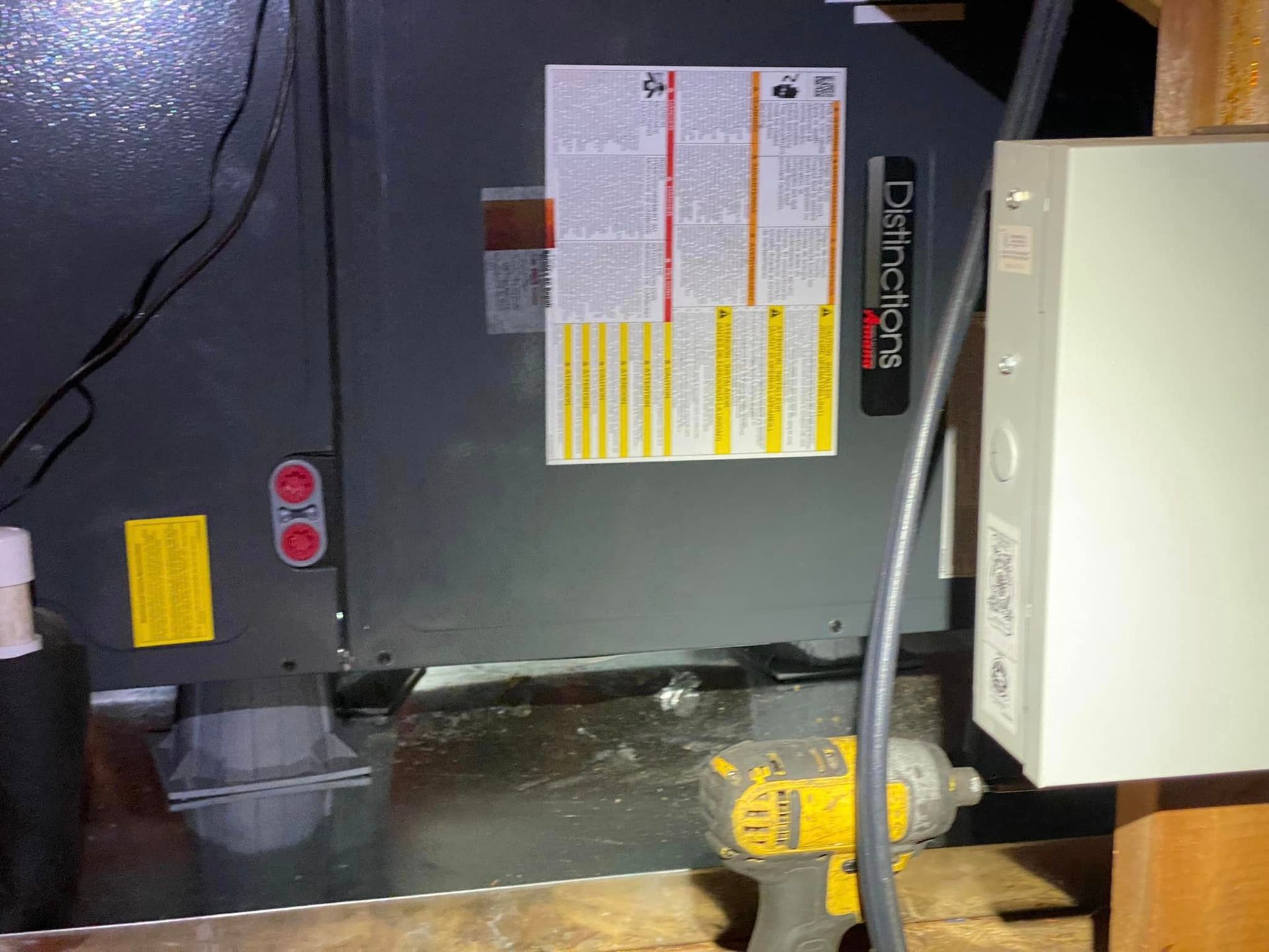 A box with a label on it that says distinction