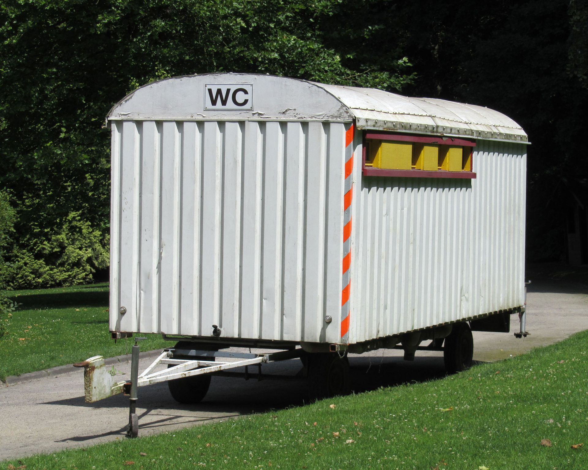 bathroom trailer rental