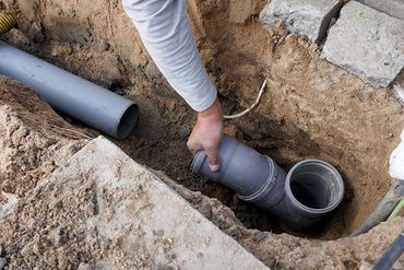 Laying and installation of a sewer pipe