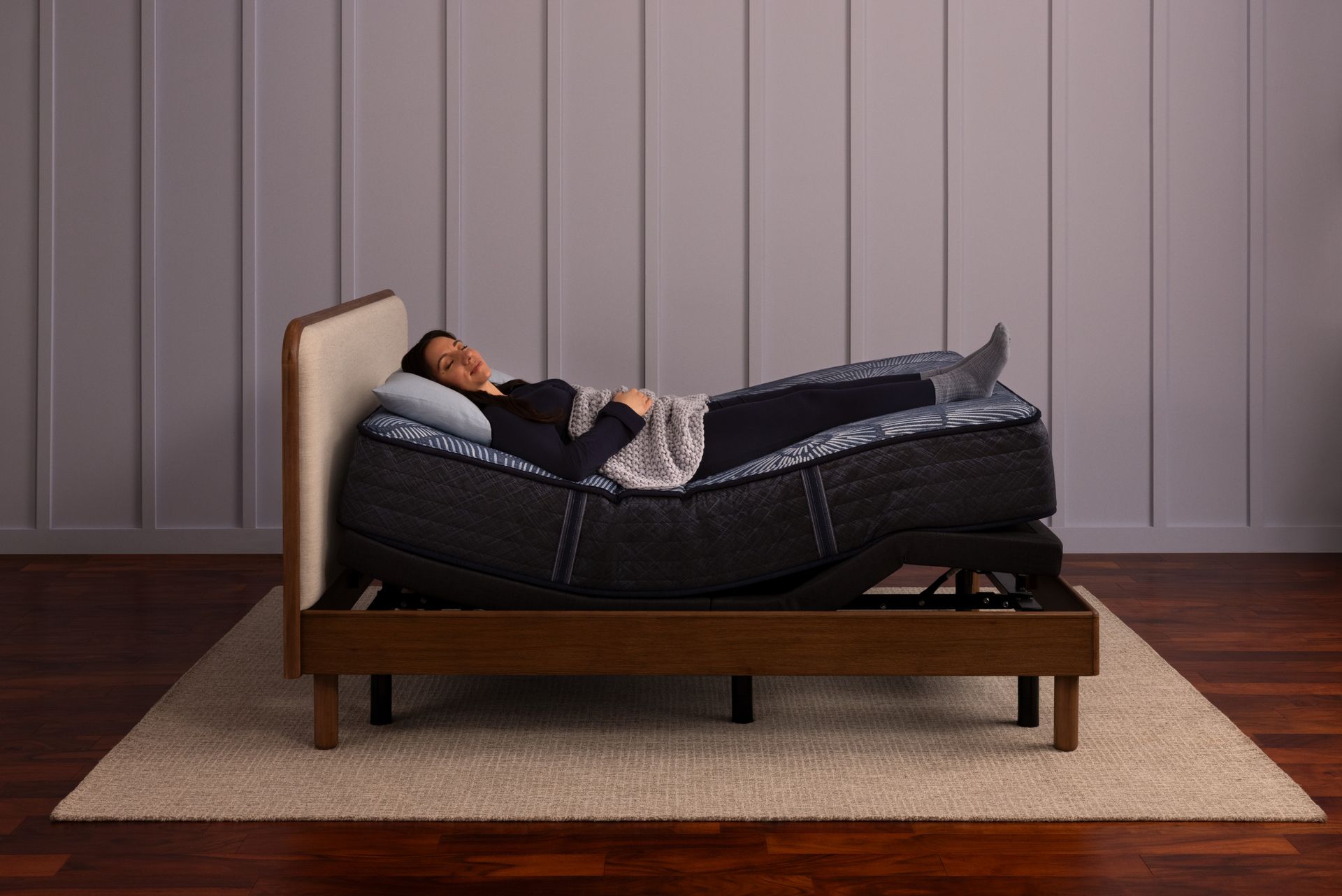 Mattress Store_Large-SE24_MotionRenew_Base_Lifestyle_Side_Zero Gravity