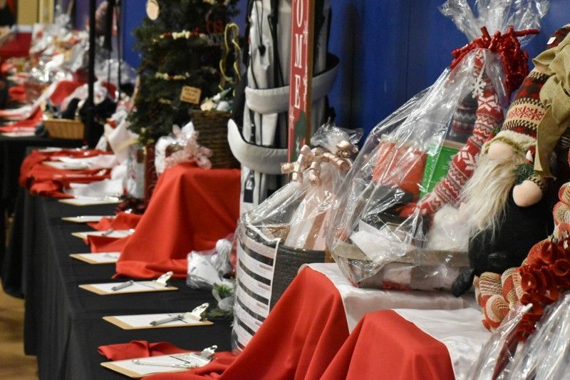 A row of tables with christmas decorations on them.