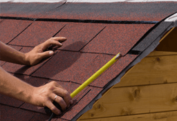 Construction of asphalt shingles on a roof of wood