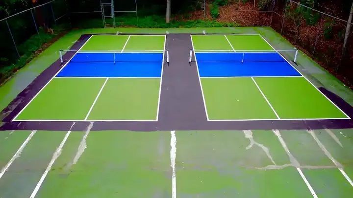 An aerial view of a green and blue tennis court.