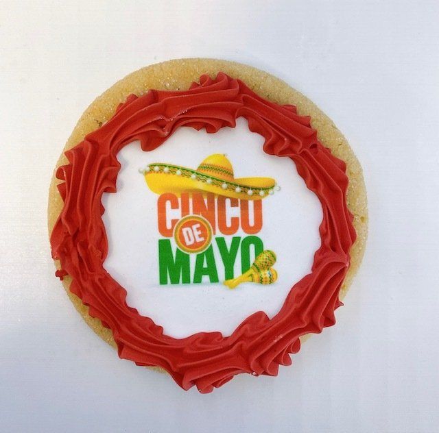 A cookie that says cinco de mayo on it
