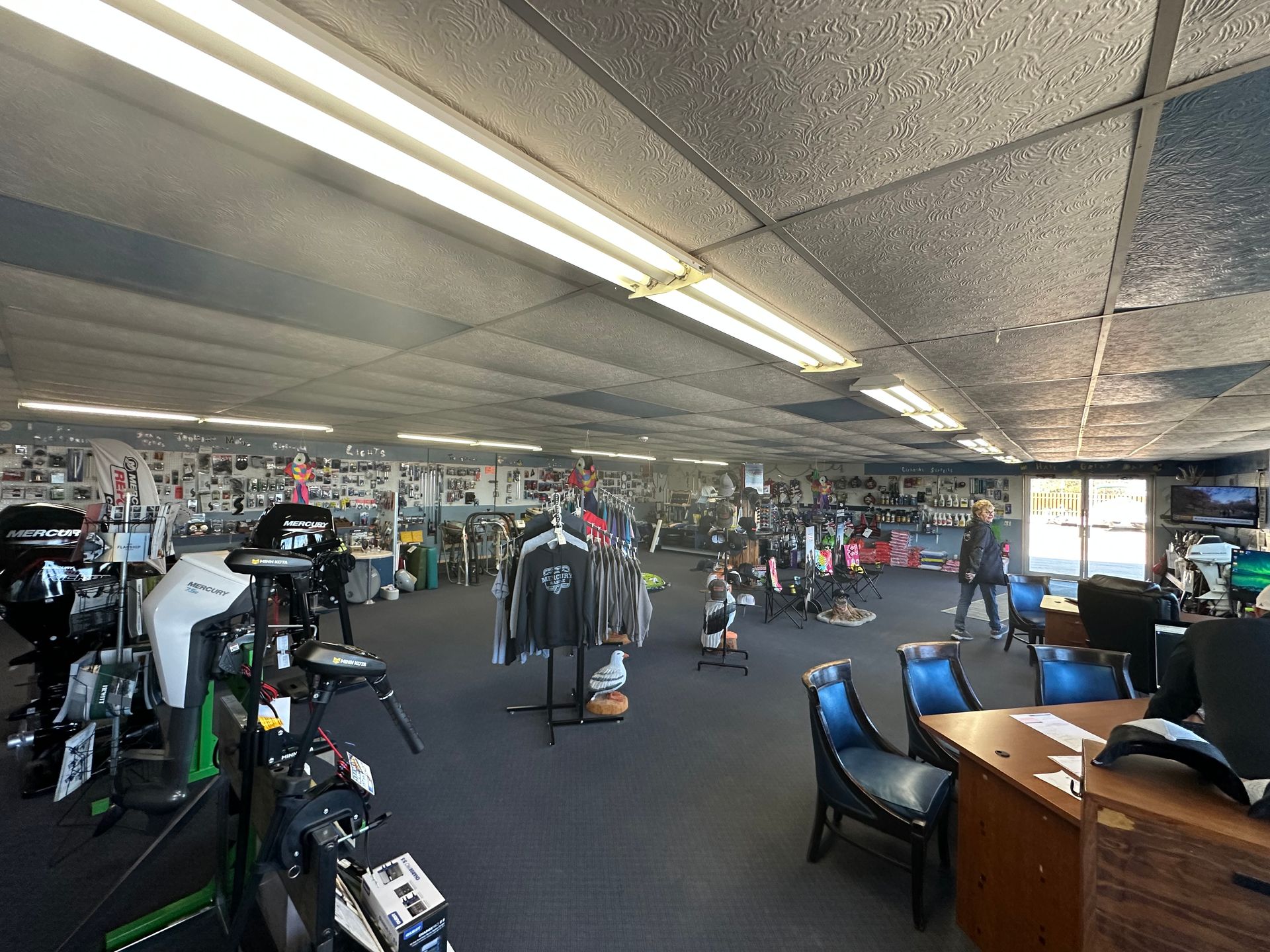 A large room with a lot of furniture and a desk.