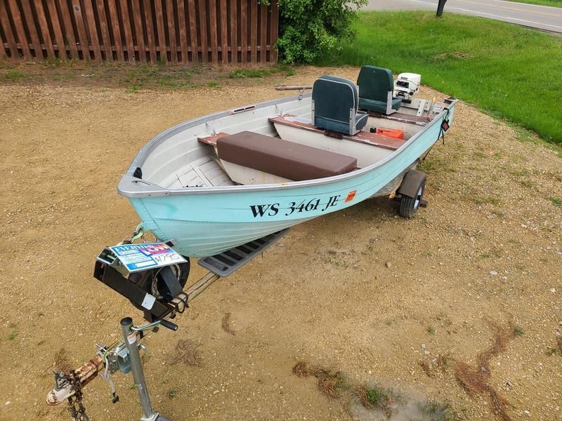 A small boat with the license plate ws 3468 jr