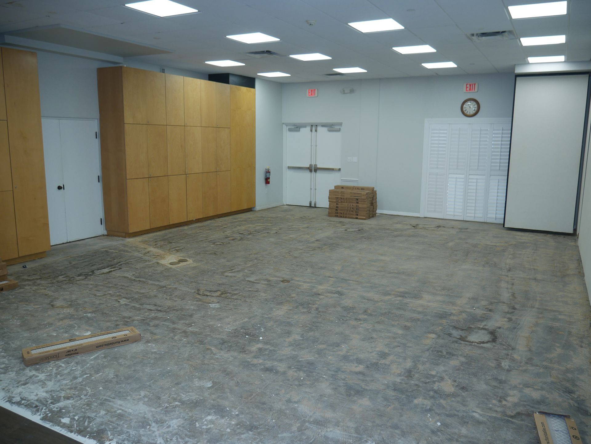 An empty room with a clock on the wall