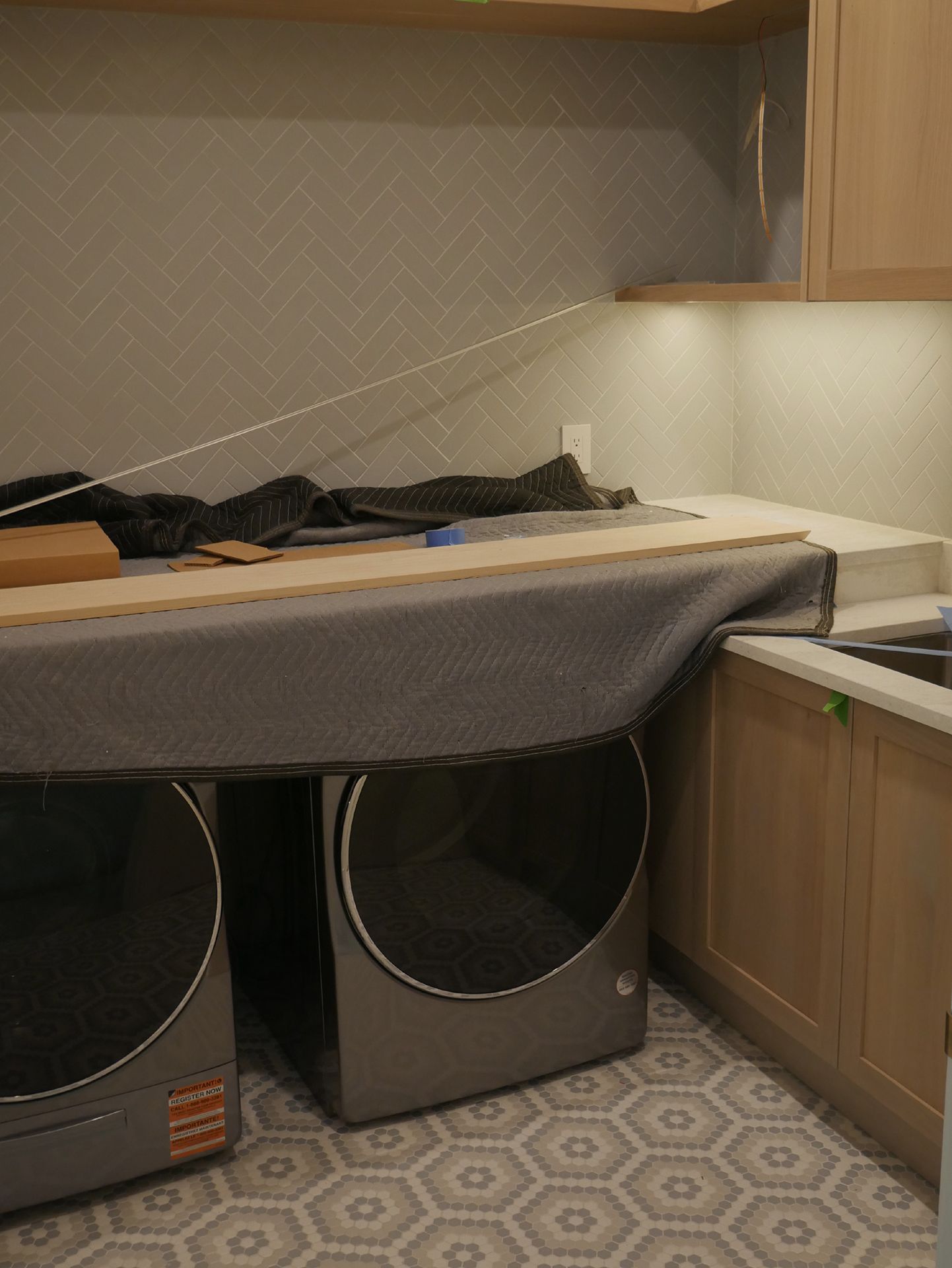 A laundry room with a washer and dryer in it