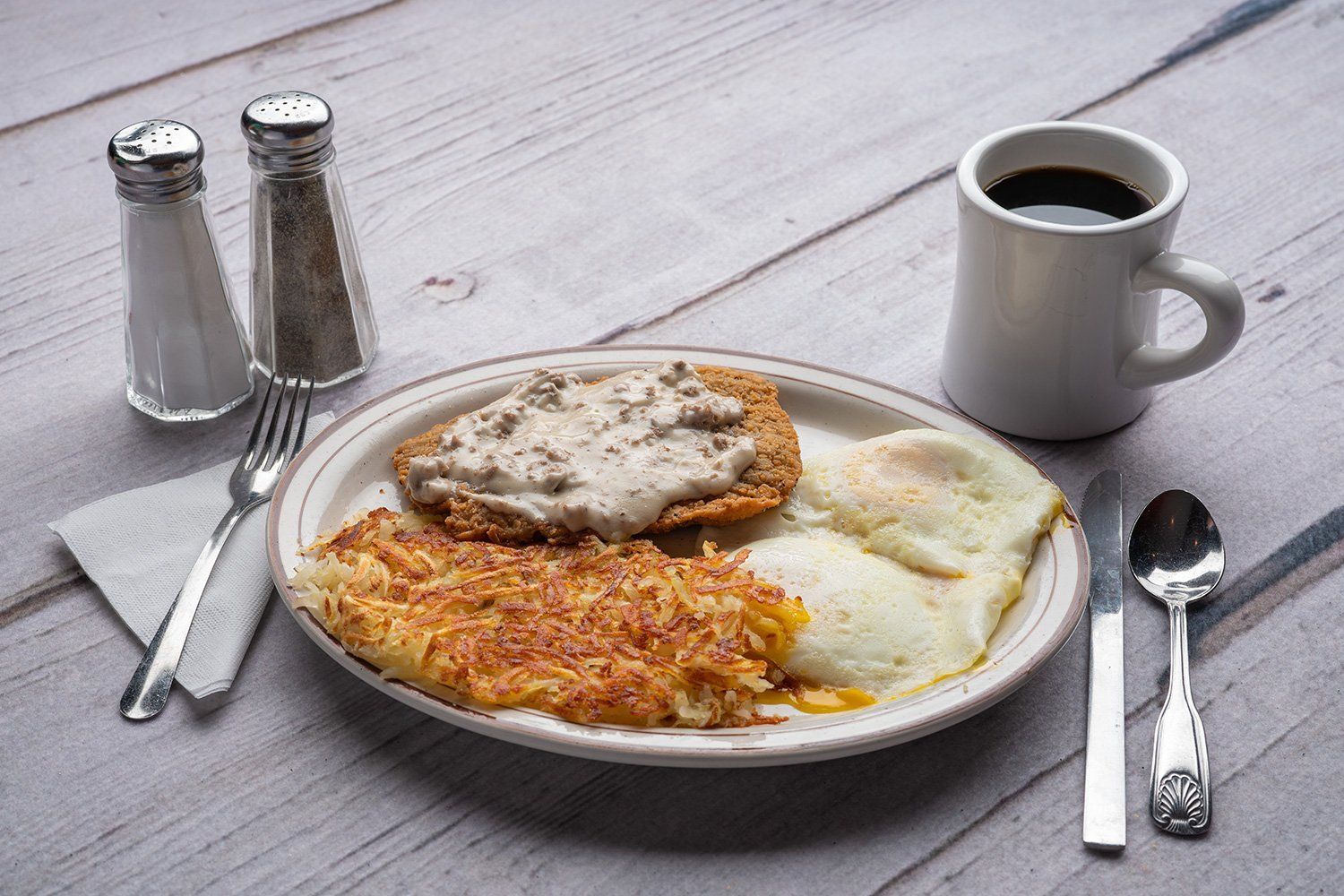 Egg with a toast and hash browns