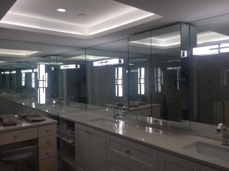 A bathroom with a lot of mirrors and sinks