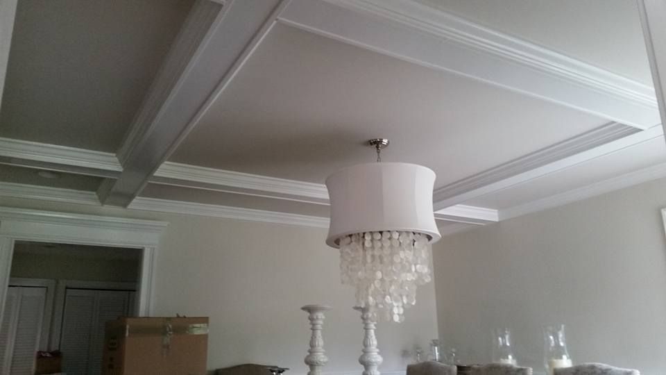 A dining room with a chandelier hanging from the ceiling.