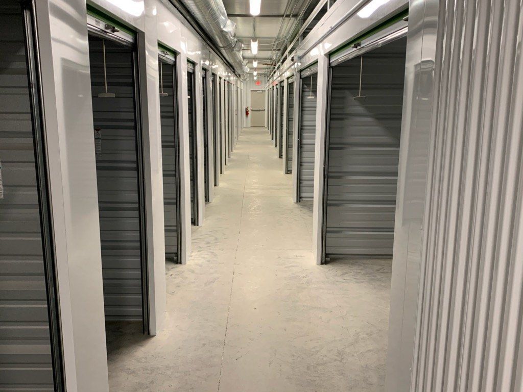 A long hallway filled with lots of empty lockers.