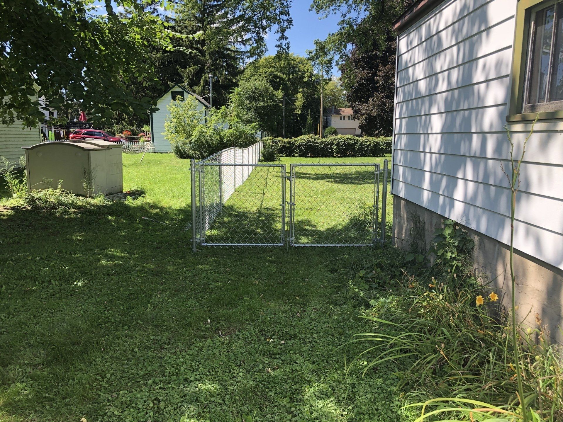 A white house with a chain link fence in front of it.