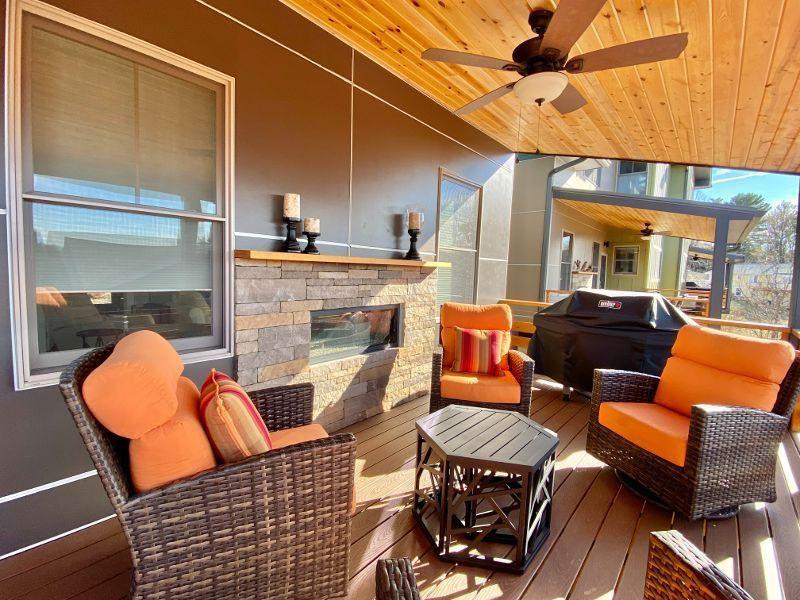 A patio with wicker furniture and a ceiling fan