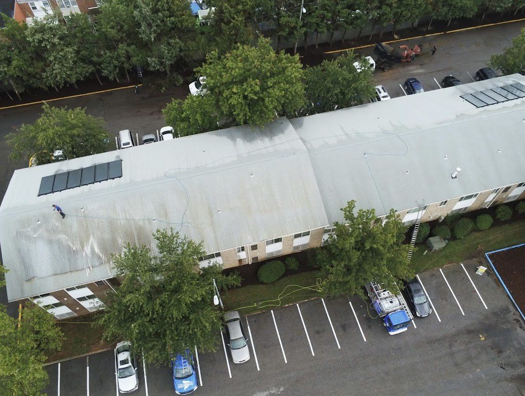 Before shot of a commercial building with old and dirty roof