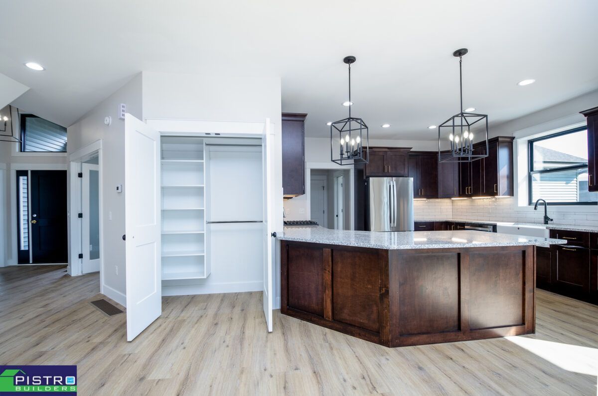 Nice kitchen and shelves