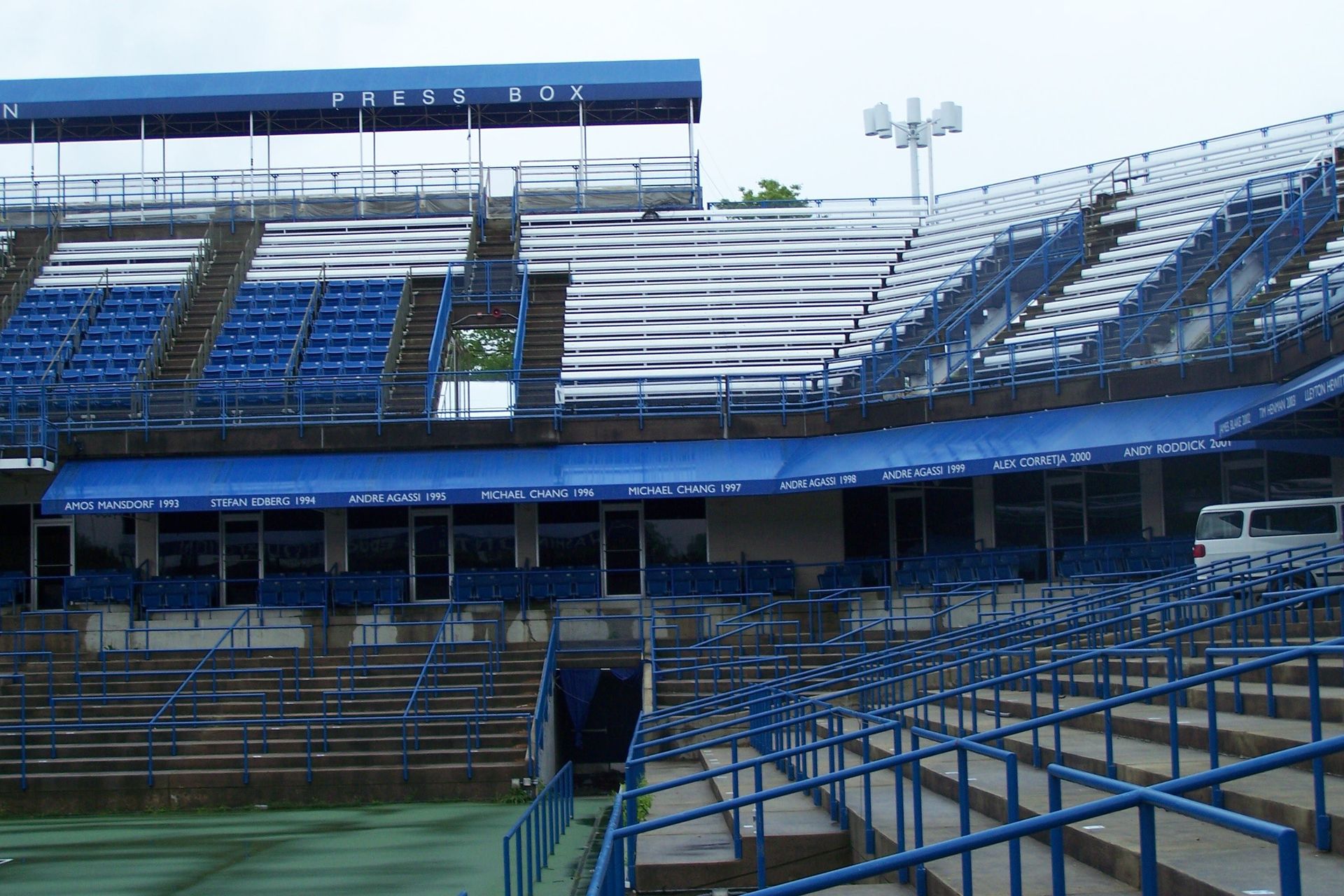 A building with a sign that says Liyu Cafe