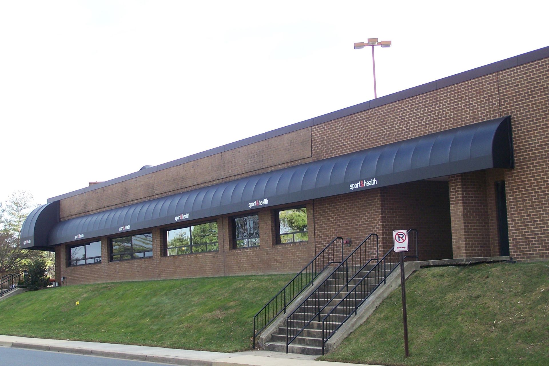 A red canopy with the words woodley garage on it
