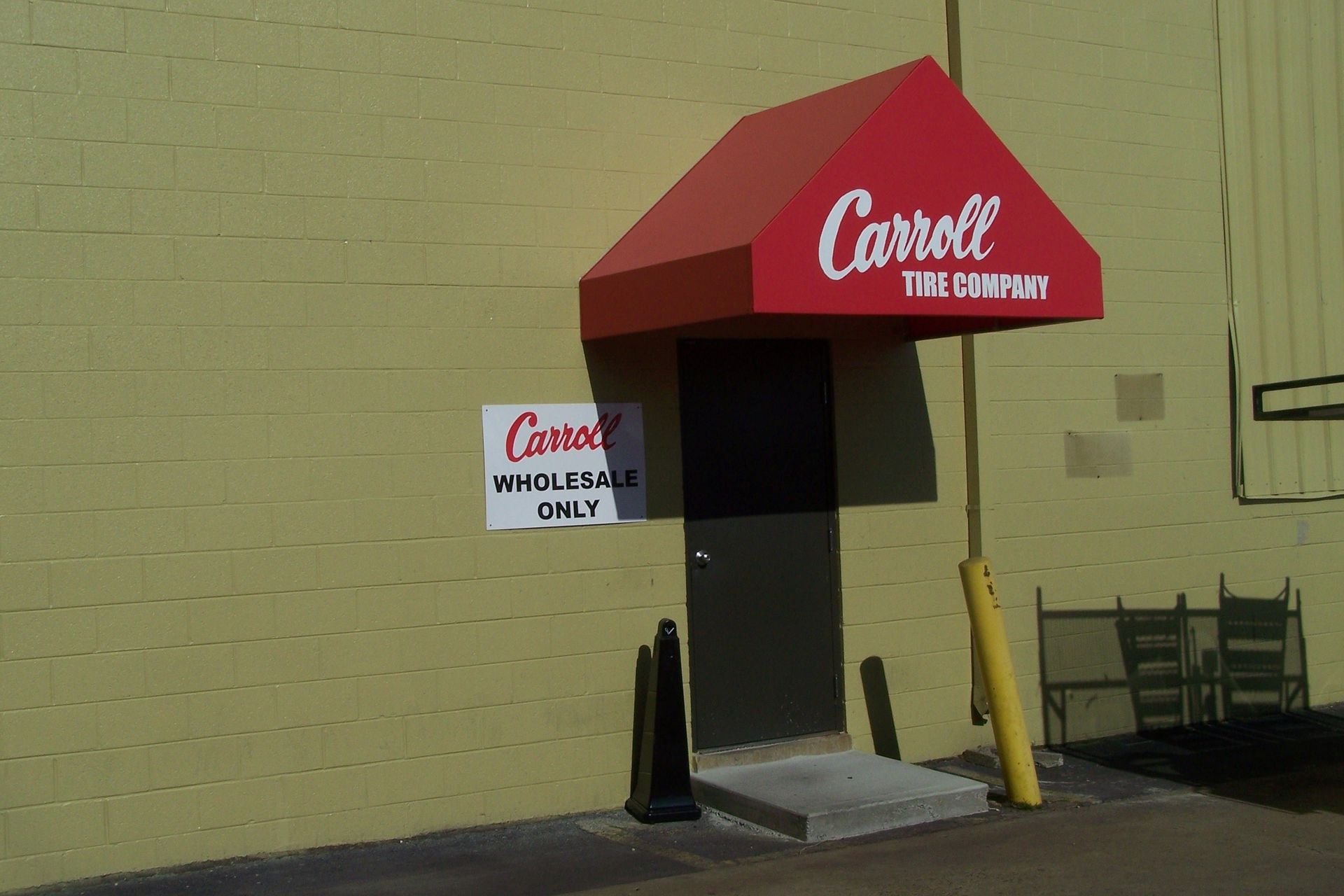 A yellow building with a red awning that says carrott