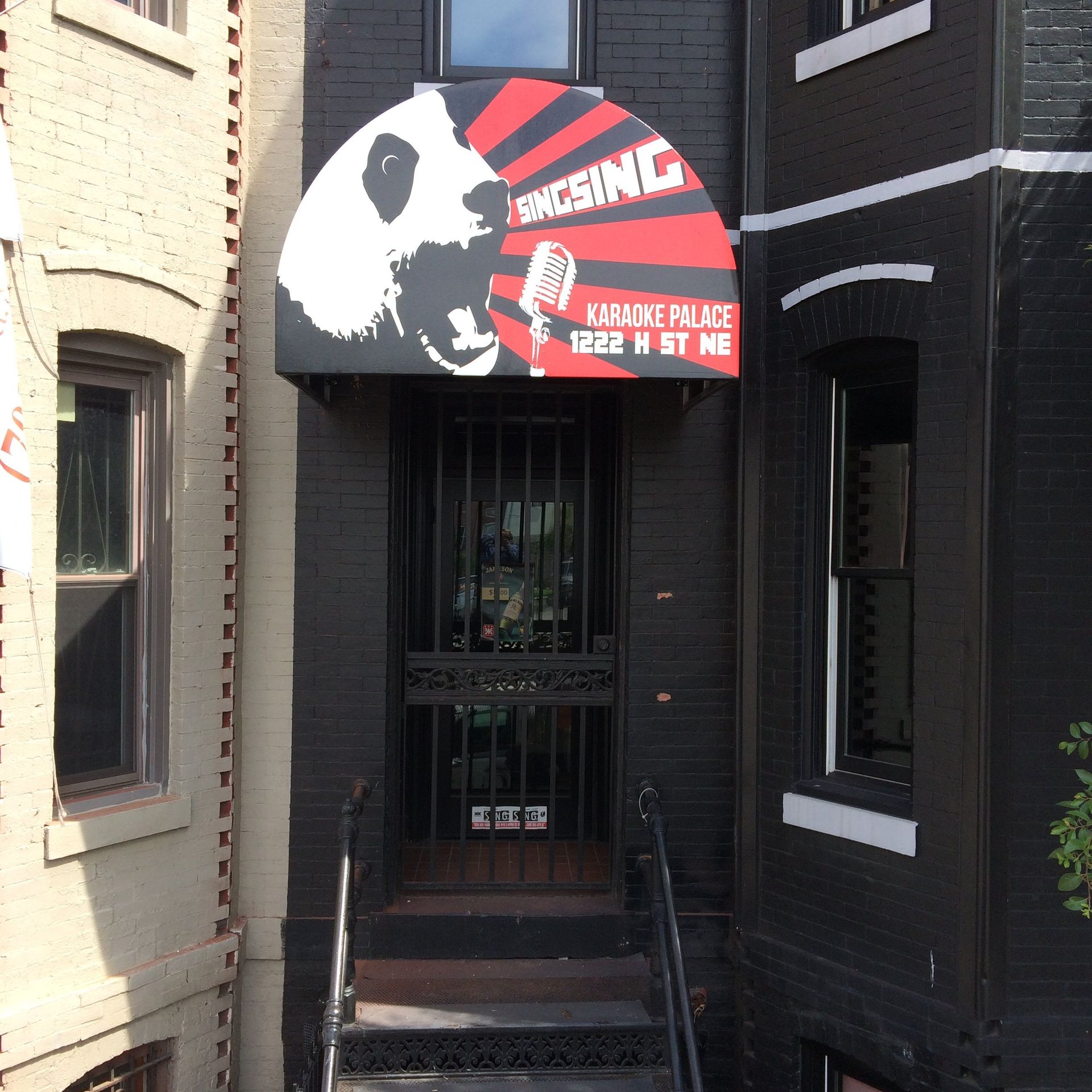 A building with a sign that says ' smgsing ' on it