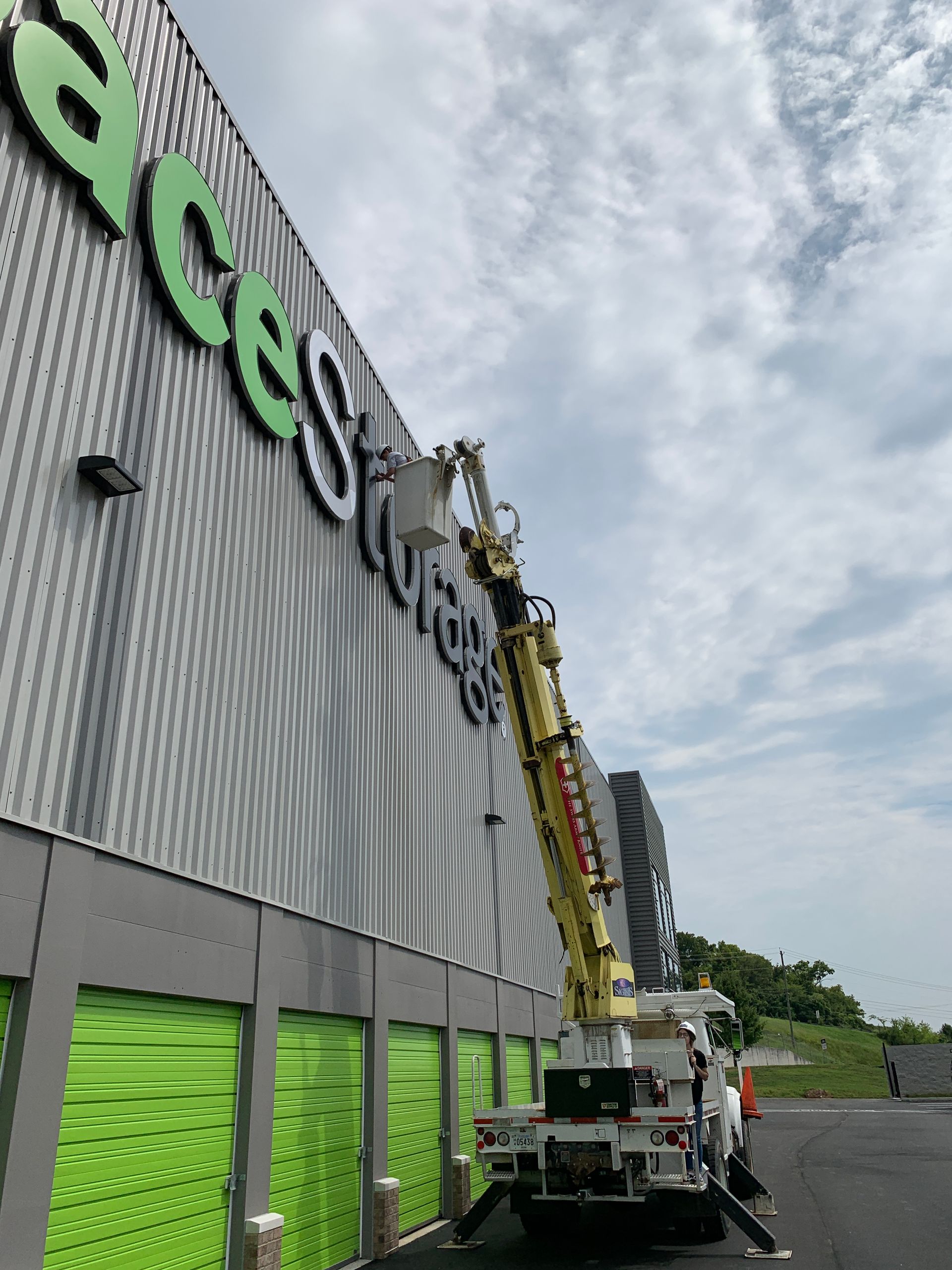 A lift truck with its extended arm is working on the 