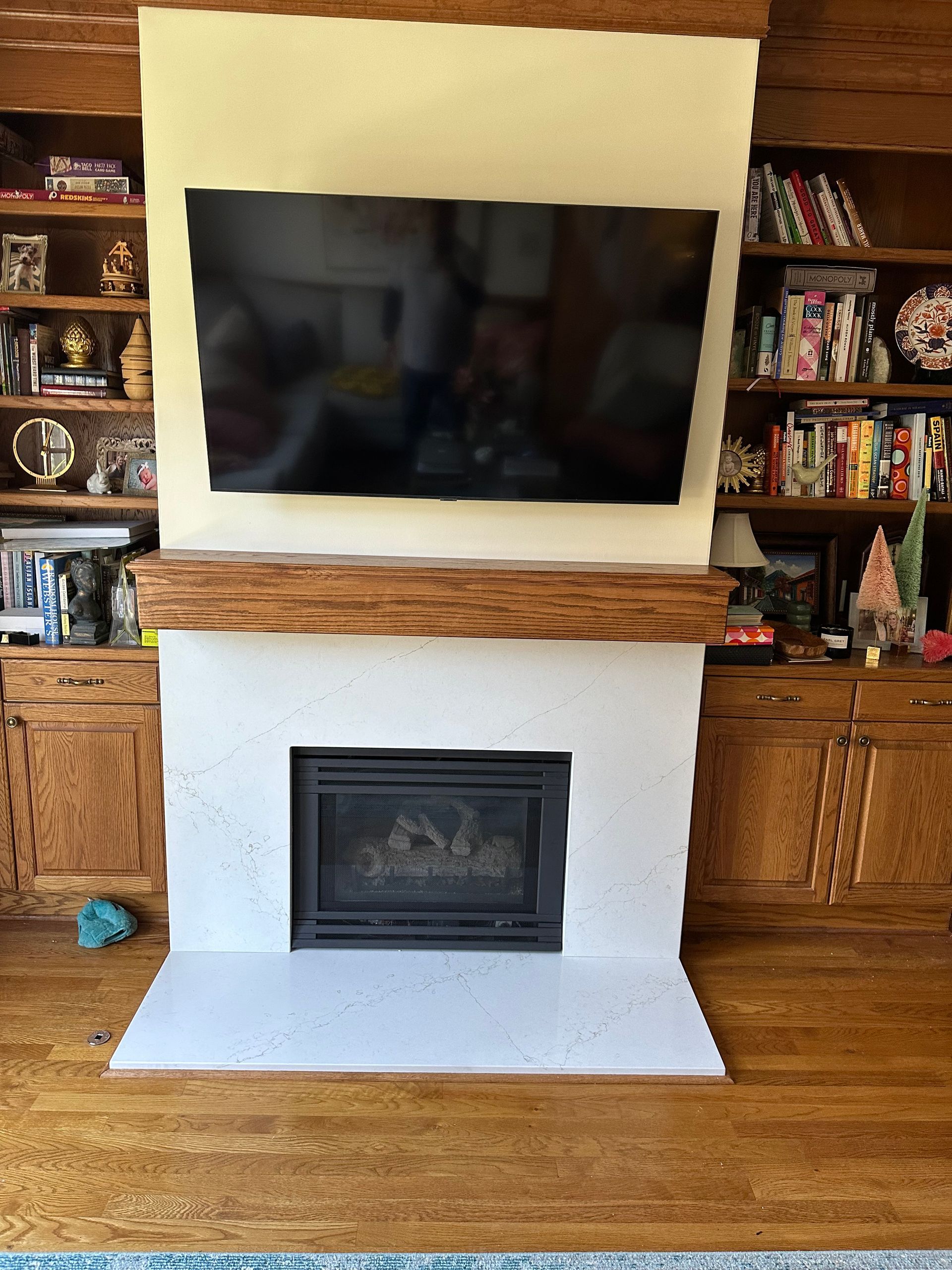 A living room with a fireplace and a flat screen tv above it.
