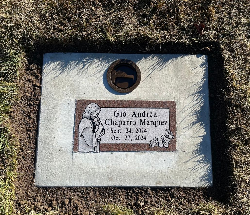 Gravestone with name Gin Andrea Chaparro Marquez, birth and death dates, image of a person.